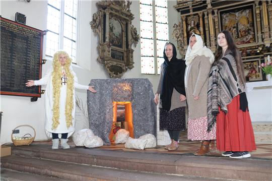 Ein Höhepunkt des Osterspiels ist der Besuch von Maria von Magdala, Maria, die Mutter des Jakobus, und Johanna am Grab Jesu. Das Grab ist leer, ein Engel macht sie zu den ersten Auferstehungszeugen. Einen Zugang zur Glaubensbotschaft verschaffen (v. li.): Cora Fredersdorf-Mann, Louisa Hentschel, Sara Rosenow und Anna-Lena Ritzau. Foto: Jambrek