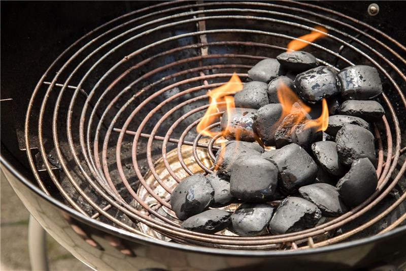 Grill in Wohnzimmer sorgt für Verletzte Ein Holzkohlegrill sollte besser draußen verwendet werden.