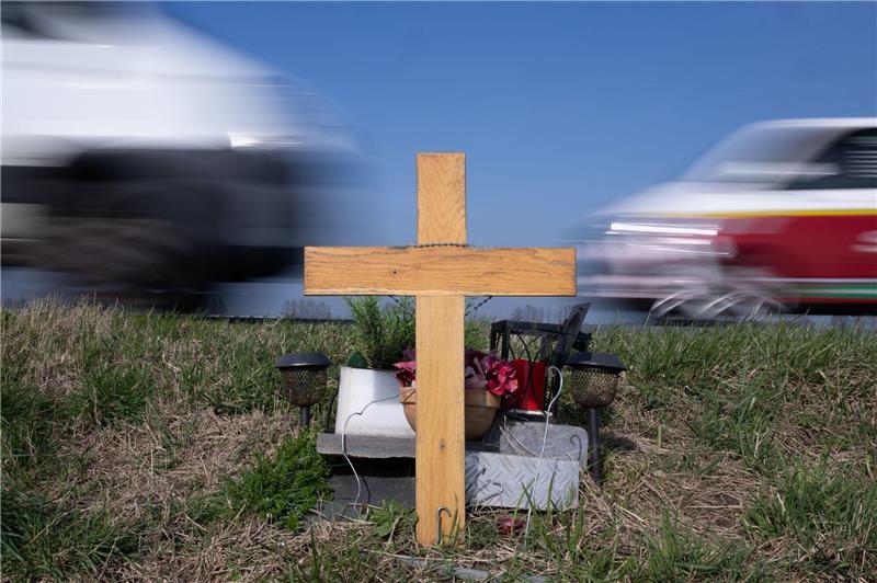 EU-Ziel in Gefahr: Zu viele Verkehrstote 2023 Ein Holzkreuz erinnert an das Opfer eines Verkehrsunfalls.