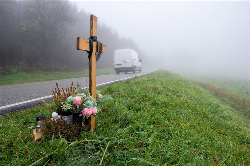 Ein Holzkreuz zum Gedenken wurde am Tatort an der K22 bei Kusel aufgestellt, wo Ende Januar 2022 zwei Polizisten im Dienst getötet wurden.