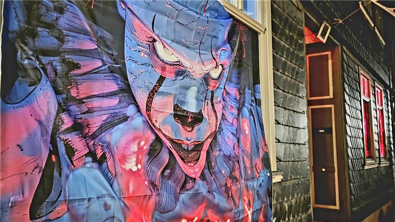 Grusel und Gemeinschaft: So hat Goslar Halloween gefeiert Ein Horror-Clown hat die Kötherstraße fest im Blick.