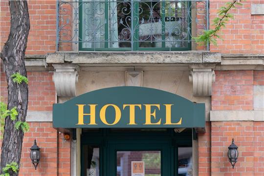 Ein Hotel in Dresden: Die Übernachtungszahlen von Reisenden aus dem Inland erreichten nahezu das Vorkrisenniveau.