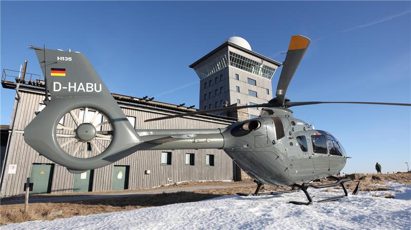 Ein Hubschrauber der Bundeswehr auf dem Brocken.