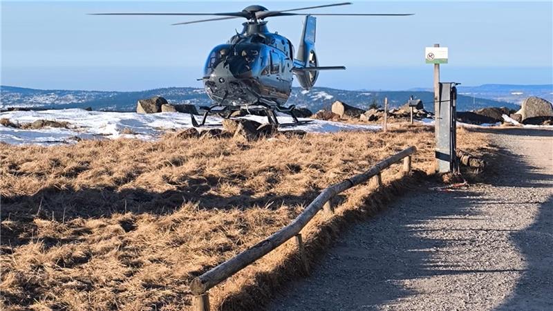 Ein Hubschrauber der Bundeswehr landet auf dem Brockengipfel.