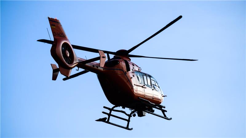 Sturz hinter Wohnmobil: Biker wird auf der L 519 schwer verletzt Ein Hubschrauber der Luftrettung.