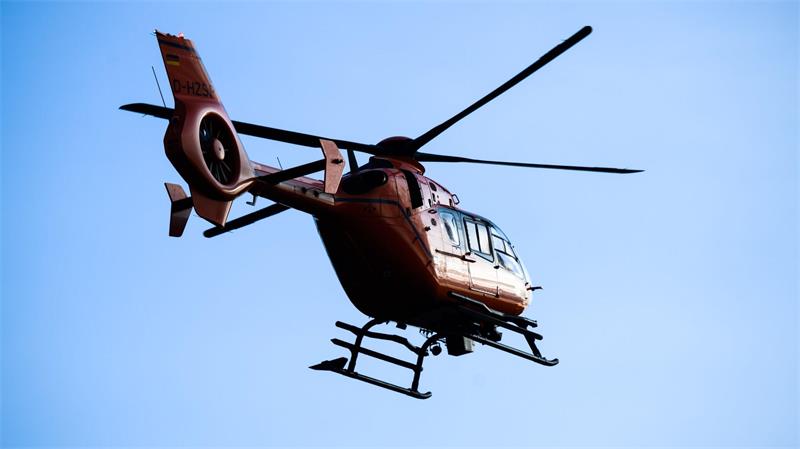 Ein Rettungshubschrauber in der Luft.
