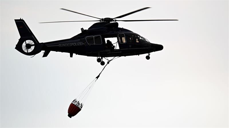 „Danke für Euren Einsatz“ - Der Kampf gegen den Waldbrand Ein Hubschrauber der Polizei fliegt über Kleinhau.