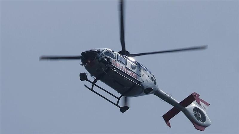 Unfall auf der A7 bei Echte: Fahrer flüchtet nach Kollision Ein Hubschrauber der Polizei im Einsatz.