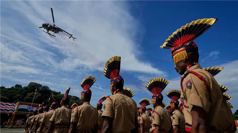 Bilder des Tages Ein Hubschrauber der indischen Luftwaffe wirft in Guwahati Blüten ab, während Angehörige der Polizei von Assam an einer Parade der Feierlichkeiten zum Unabhängigkeitstag teilnehmen. Der Unabhängigkeitstag Indiens wird jährlich am 15. August begangen.