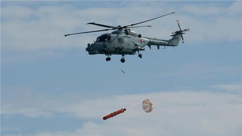 Ein Hubschrauber der südkoreanischen Marine wirft während einer Übung vor der südkoreanischen Küste bei Busan einen Torpedo ab. 