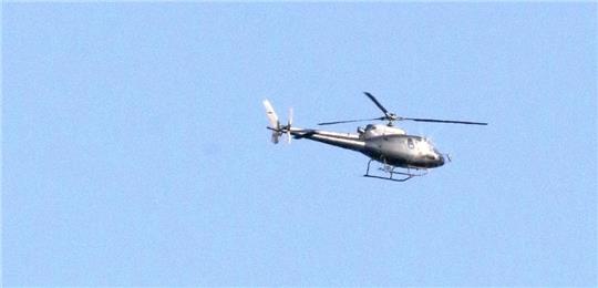 Ein Hubschrauber fliegt 2020 mit einer Sonde nahe Goslar umher. Weitere Erkundungen sind nun zwischen Langelsheim und Bad Grund vorgesehen. Archivfoto: Epping