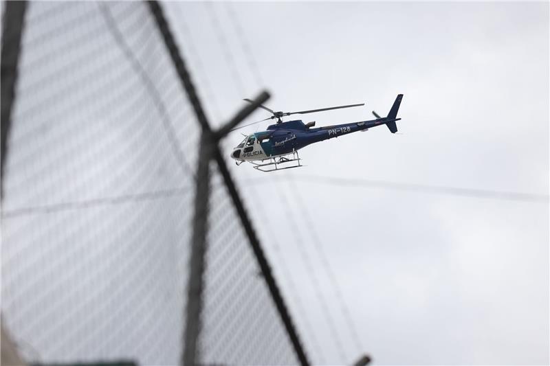 Gefängnis-Chaos: Ecuadors Präsident erklärt Ausnahmezustand Ein Hubschrauber fliegt über dem Zaun des Gefängnisses Inca im Norden der Hauptstadt.