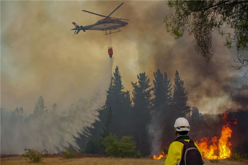 Ein Hubschrauber ist bei Löscharbeiten am Montag im Einsatz.