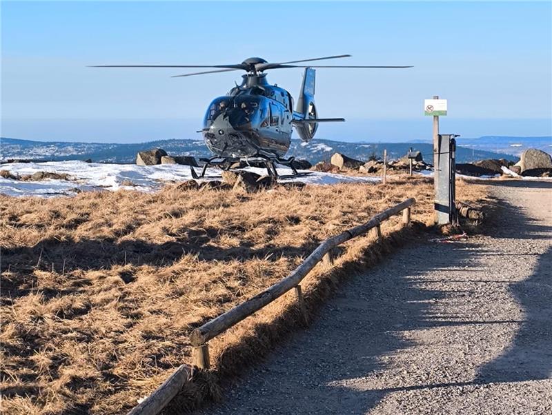 Ein Hubschrauber landet auf dem Brocken.