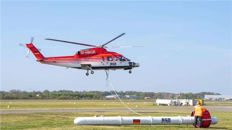 Ein Hubschrauber mit einer Flugsonde: In der Vergangenheit gab es bereits mehrere Erkundungsflüge über dem Harz, um nach Bodenschätzen zu suchen. Jetzt sucht eine Firma per Flugzeug nach Rohstoffen in Südniedersachsen. Foto: Melissa Erichsen/dpa/Archivbild