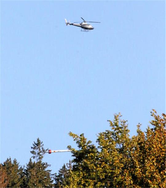 Ein Hubschrauber mit einer Messsonde bei einem Flug über Goslar.