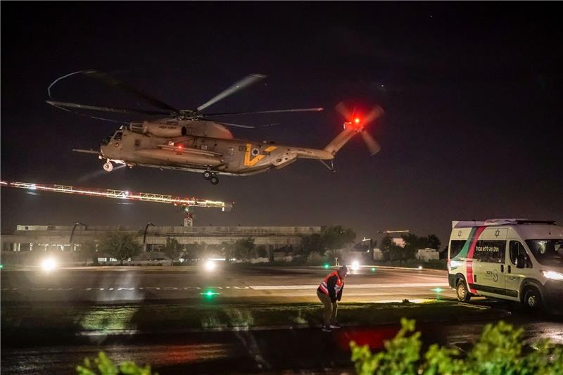 Feuerpause im Gaza-Krieg wird fortgesetzt Ein Hubschrauber mit freigelassenen israelischen Geiseln landet auf dem Sheba Medical Center in Ramat Gan.