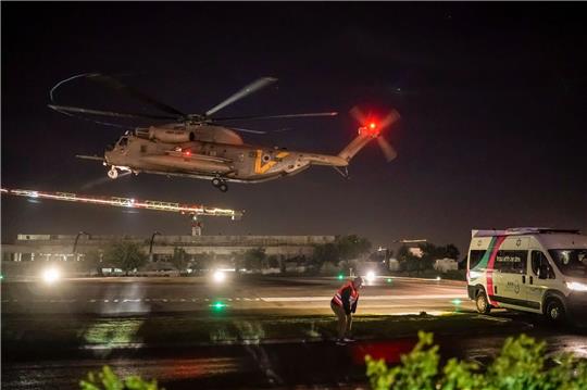 Ein Hubschrauber mit freigelassenen israelischen Geiseln landet auf dem Sheba Medical Center in Ramat Gan.