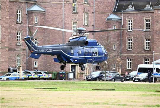 Ein Hubschrauber mit zwei festgenommenen Person an Bord landet in Karlsruhe beim Bundesgerichtshof (BGH).