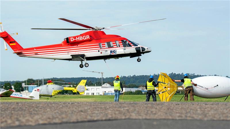 Ein Hubschrauber startet auf der Suche nach Rohstoffen. (Symbolbild)