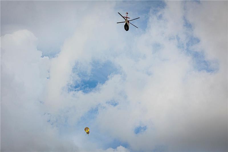 Forscher untersuchen Harz auf Rohstoffe: Hinweise auf Erze Ein Hubschrauber startet vom Flugplatz Hildesheim aus mit einer Sonde (unten).