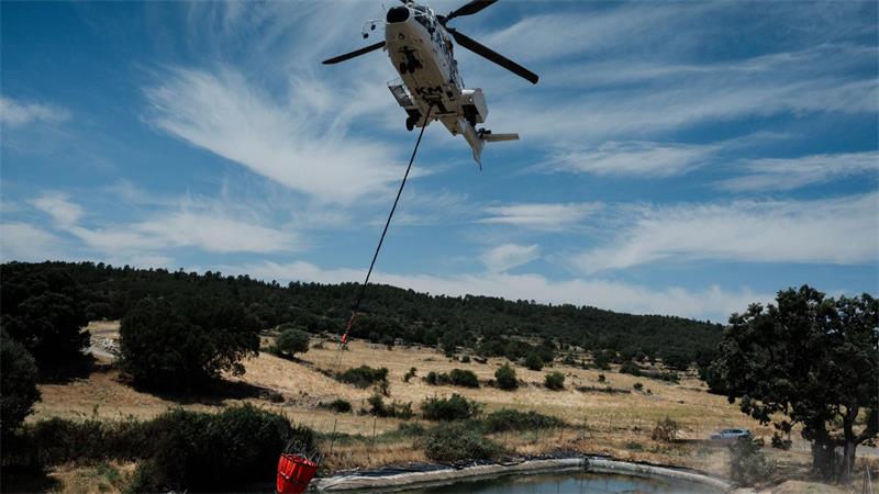 Ein Hubschrauber unterstützt die Löscharbeiten in dem Gebiet von Guadalajara bei Madrid. 