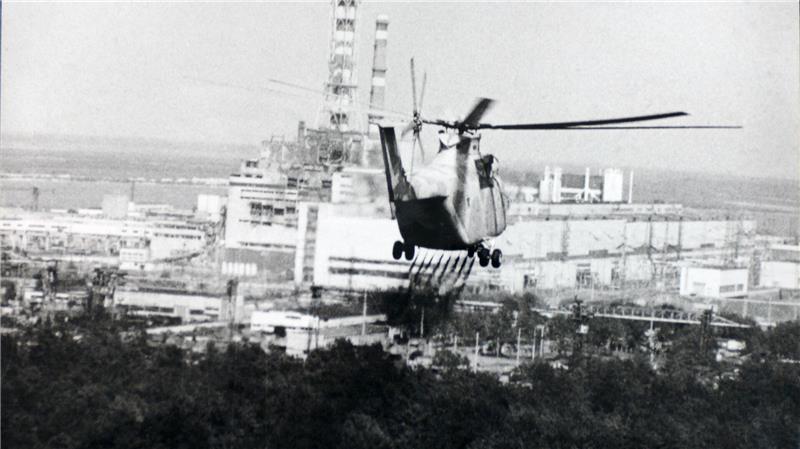 Rockiges Konzert für Aktionswoche zu Tschernobyl und Fukushima Ein Hubschrauber versprüht 1986 eine Dekontaminationsflüssigkeit in der Nähe des Reaktors von Tschernobyl.