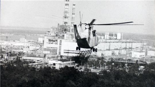 Ein Hubschrauber versprüht 1986 eine Dekontaminationsflüssigkeit in der Nähe des Reaktors von Tschernobyl.