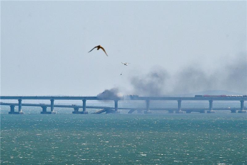 Krieg gegen die Ukraine: So ist die Lage Ein Hubschrauber wirft Wasser ab, um das Feuer auf der Krim-Brücke zu löschen.