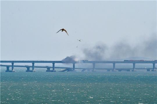 Ein Hubschrauber wirft Wasser ab, um das Feuer auf der Krim-Brücke zu löschen.
