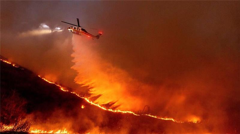 Ein Hubschrauber wirft Wasser über dem „Kenneth Fire“ ab.