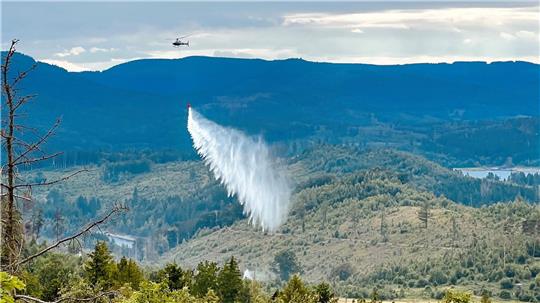 Ein Hubschrauber wirft am Dienstag über der Brandfläche zwischen Steinberg und Granetalsperre Löschwasser ab. Das Foto von GZ-Leser Daniel Wrede entstand am Dienstag vom Steinbergturm aus.