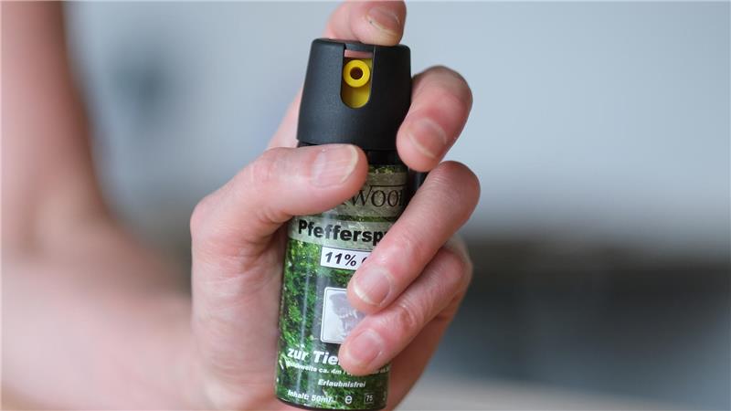 Unbekannter soll Hund mit Pfefferspray attackiert haben Ein Hund bellt und fletscht die Zähne.