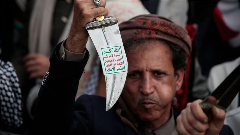 Bilder des Tages Ein Huthi-Anhänger hebt einen traditionellen jemenitischen Dolch (Jambiya) mit dem Huthi-Slogan (Sarkha), der übersetzt „Allah ist der Größte, Tod für Amerika, Tod für Israel, Fluch über die Juden, Sieg für den Islam“ bedeutet, während einer Demonstration in Sanaa.