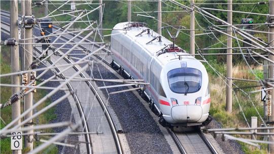 Ein ICE der Deutschen Bahn fährt durch den Landkreis Hildesheim auf der Strecke Göttingen-Hannover-Hamburg. (Symbolbild)