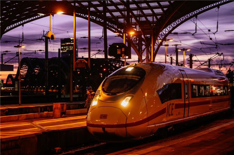 Fernzüge selten mehr als eine Stunde verspätet Ein ICE fährt in den Kölner Hauptbahnhof ein. Wird ein Halt mit weniger als 5:59 Minuten erreicht, gilt der Zug als pünktlich.