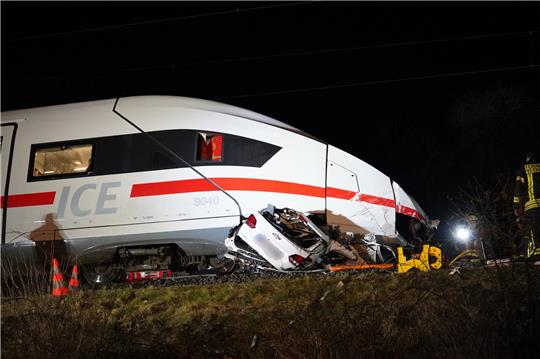 Ein ICE ist in Vechelde im Landkreis Peine mit einem auf dem Gleis stehenden Auto zusammengeprallt. Foto: Martin Dziadek/HannoverReporter/dpa