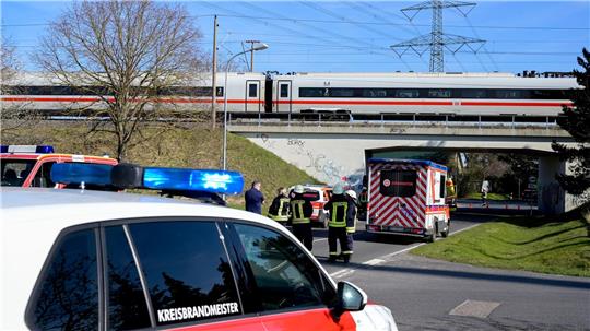Ein ICE steckte wegen eines Oberleitungsschadens in Sachsen-Anhalt fest.