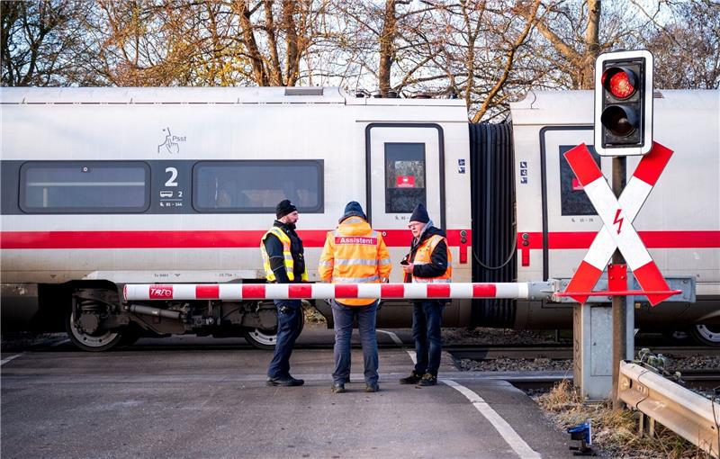 Nach ICE-Unfall bei Hamburg: Metronom fährt wieder regulär Ein ICE steht im Stadtteil Rönneburg an einem Bahnübergang.