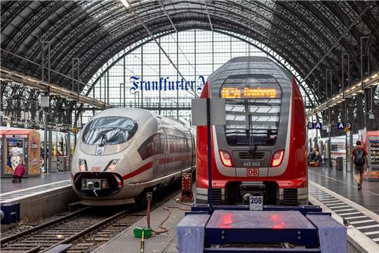Ein ICE und ein Regionalzug im Hauptbahnhof Frankfurt: Die Deutsche Bahn präsentiert die wirtschaftliche Bilanz für das erste Halbjahr 2023.