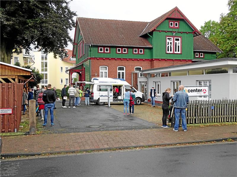 Ein Impfmobil des Landkreises Goslar bei einem Einsatz voriges Jahr vor dem Jobcenter Bad Harzburg.  Archivfoto: Exner