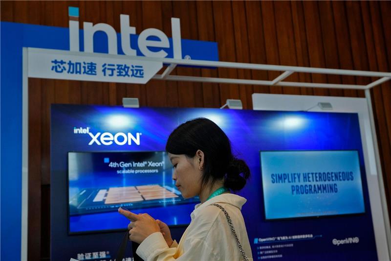 China tauscht Regierungscomputer mit westlichen Chips aus Ein Intel-Stand in Peking wirbt während einer Messe für Xeon-Chips.