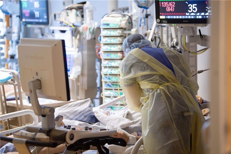 RKI: Anstieg schwerer Corona-Fälle deutet sich an Ein Intensivpfleger steht auf der Intensivstation eines Krankenhauses neben einem Covid-19-Patienten.