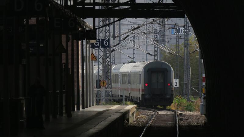 Ein Intercity aus Bentheim verlässt seine Endhaltestelle Ostbahnhof.