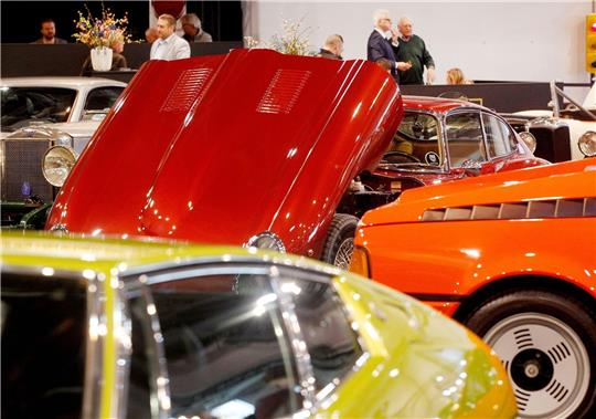Ein Jaguar E-Type und andere Oldtimer auf der Oldtimermesse Techno-Classica in Essen.