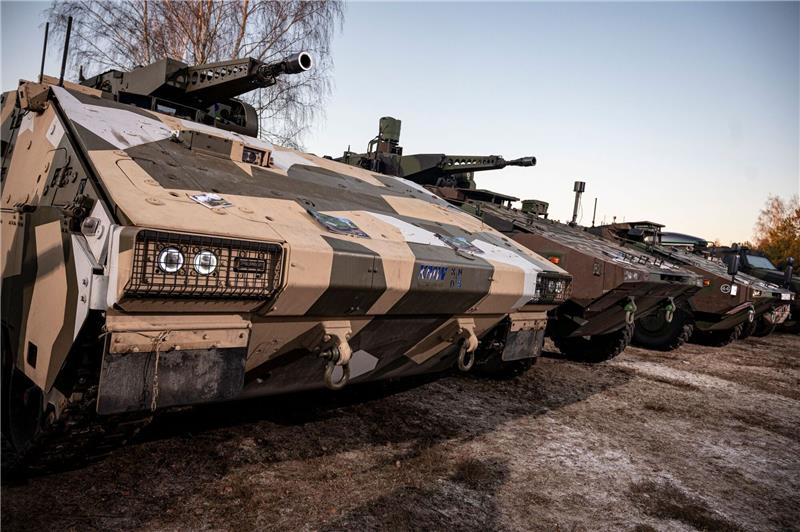 Rüstungsbranche wartet auf Aufträge aus 100-Milliarden-Paket Ein Jahr nach der Ankündigung von 100 Milliarden Euro schweren Investitionen in die Bundeswehr blickt Deutschlands Rüstungsbranche optimistisch nach vorne.