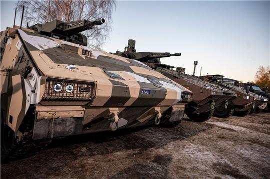 Ein Jahr nach der Ankündigung von 100 Milliarden Euro schweren Investitionen in die Bundeswehr blickt Deutschlands Rüstungsbranche optimistisch nach vorne.