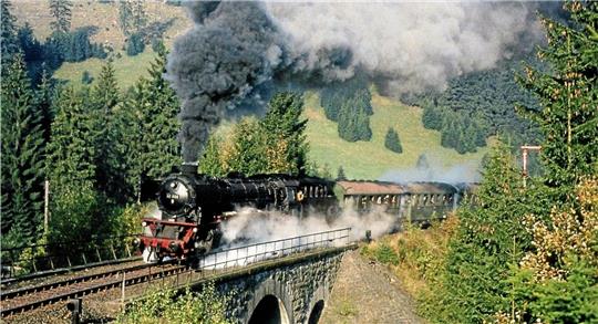 Ein Jahr nach der Stilllegung der Innerstetalbahn im Mai 1976 fährt der Abschiedssonderzug oberhalb von Wildemann auf der Innerstebrücke. Die Rauchwolke ist über den Ort hinaus zu sehen. Fotos: Padligur/Weiss/Knoke