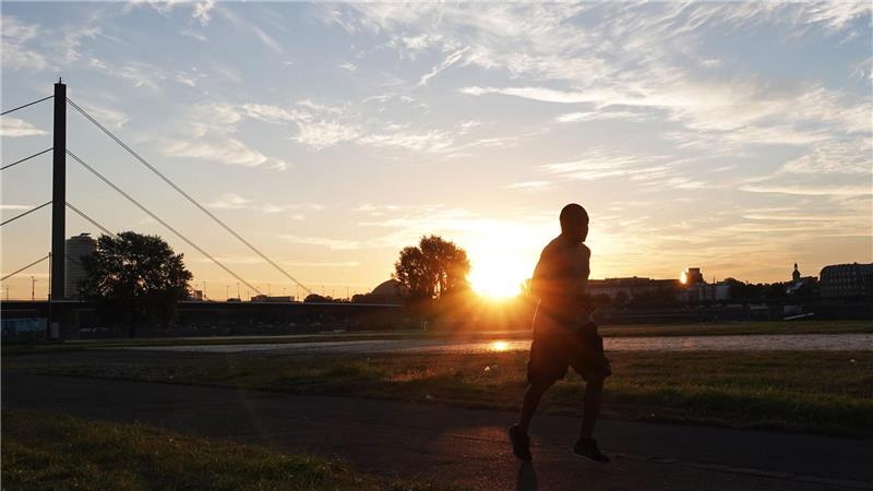Wie können Städte Hitze trotzen? Diese machen es vor Ein Jogger in Düsseldorf: Auch Sport kann an extremen Hitzetagen gefährlich werden.
