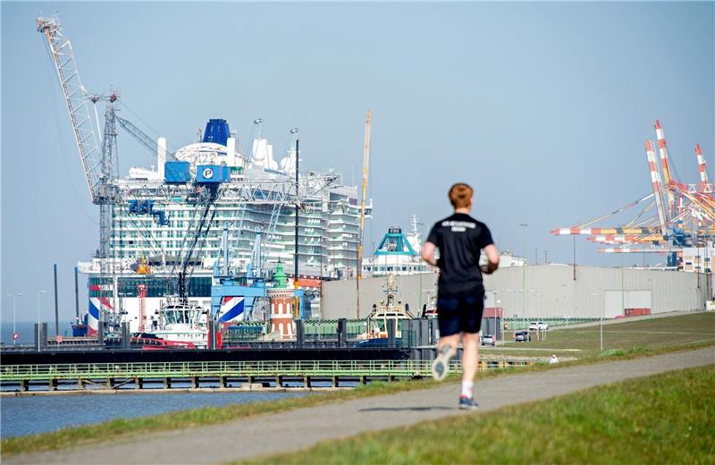 Columbus Kreuzfahrtterminal bekommt neuen Betreiber Ein Jogger läuft auf dem Weserdeich in Richtung des Kreuzfahrtterminals Columbus Cruise Center.
